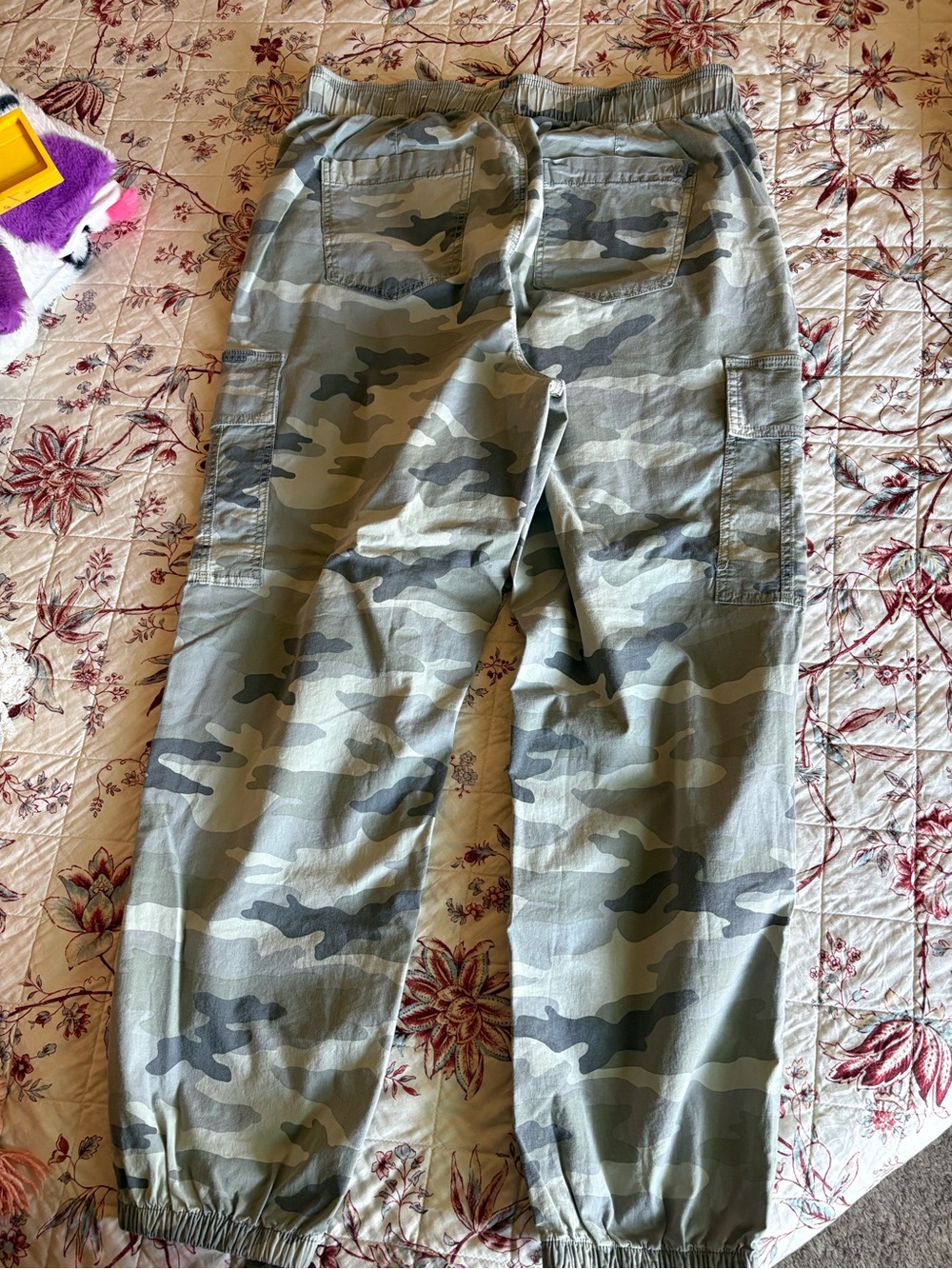 American Eagle Outfitters Women’s Camo Cargo Pants in Olive/Gray - Picture 2 of 5